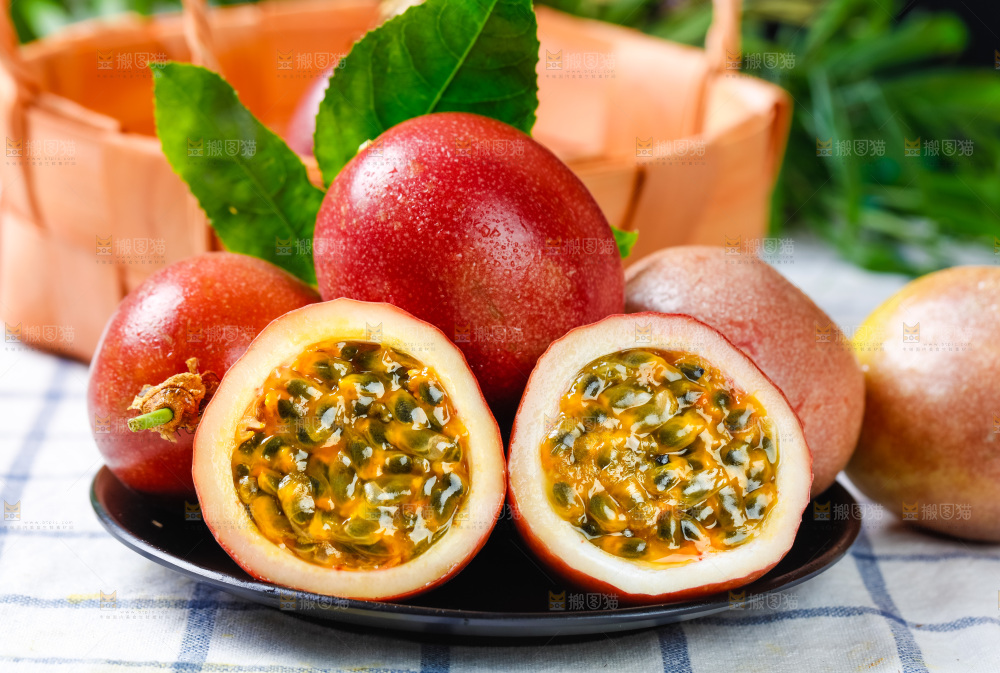 格子布上放着一盘新鲜百香果