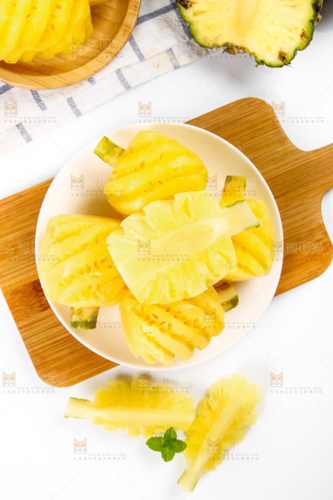 木板上放着一盘小菠萝