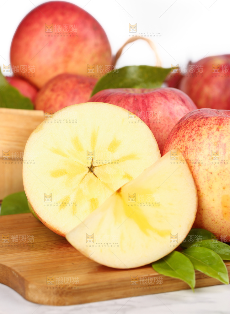 木板上的新疆冰糖心苹果