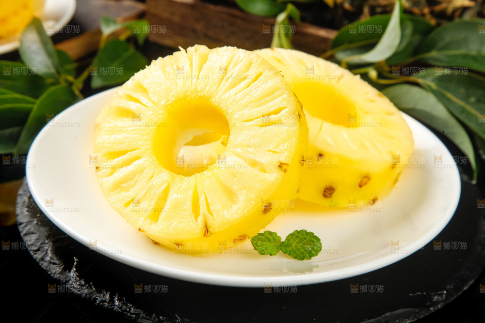 盘子里装着泰国去皮小菠萝