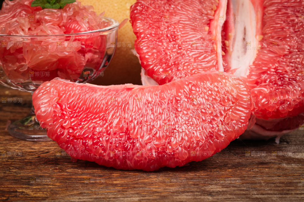 木板上的红柚果肉