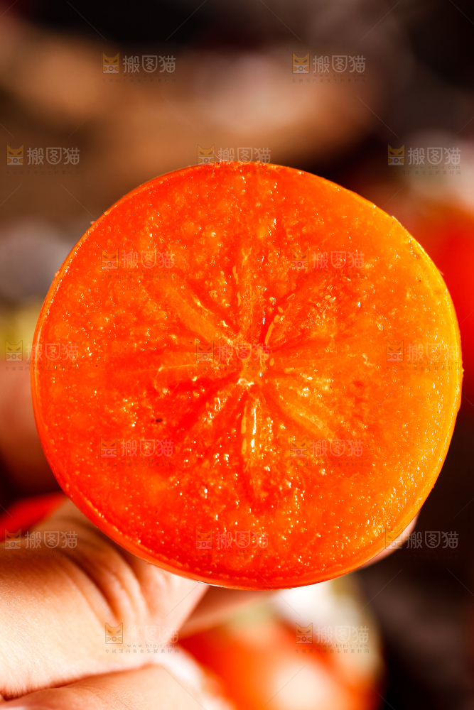 深底上的水晶柿子
