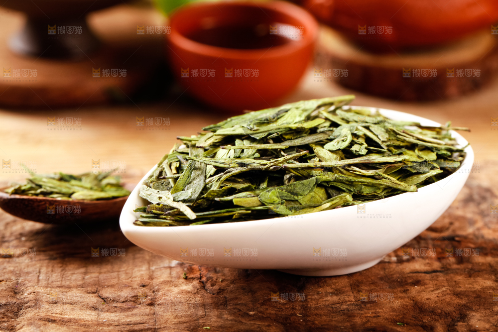 碟子里装着绿茶叶