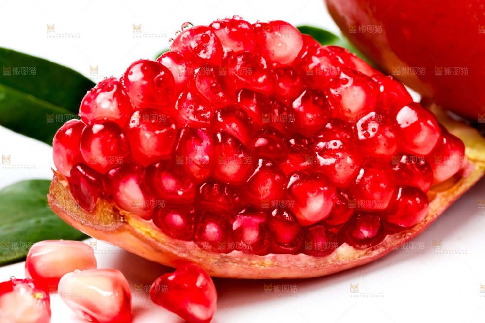 白底上放着新鲜石榴