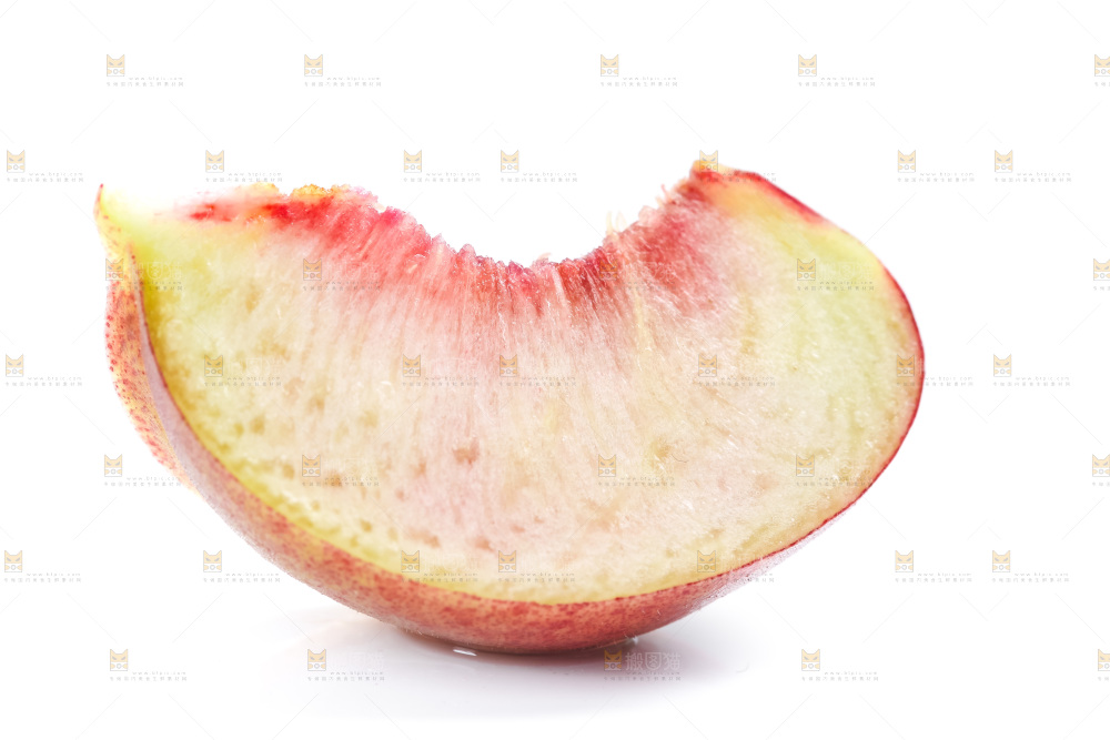 白底上的新鲜冬桃