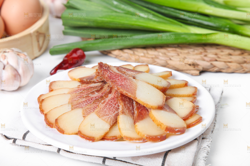 盘子里装着腊肉