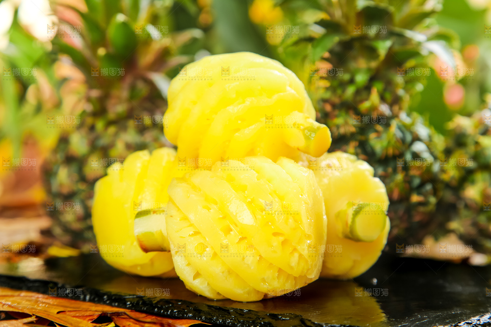 黑石板上的新鲜小菠萝