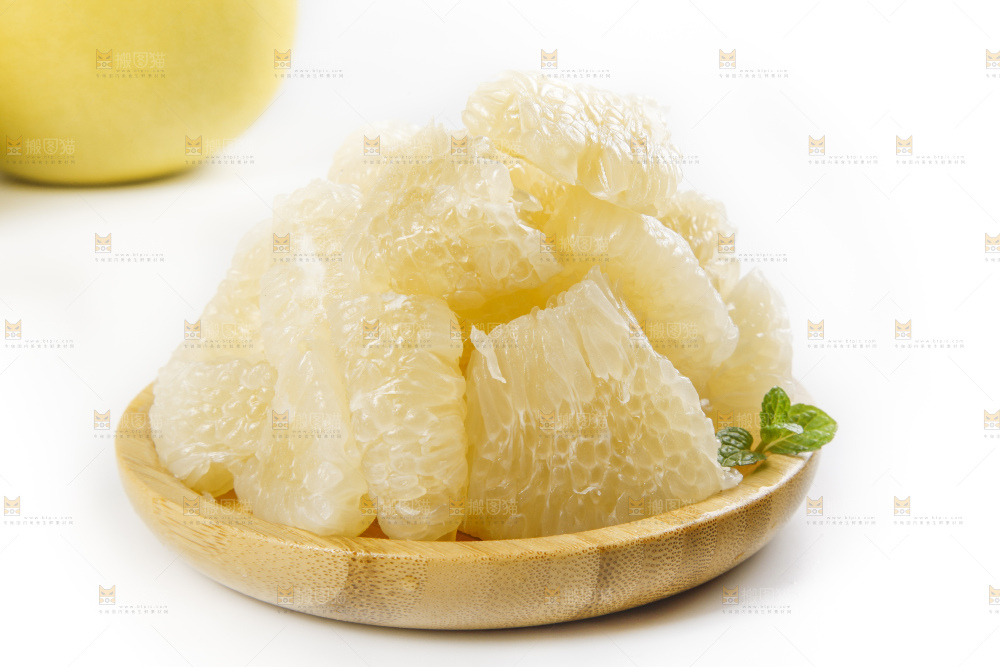 白底上放着一盘白肉柚子