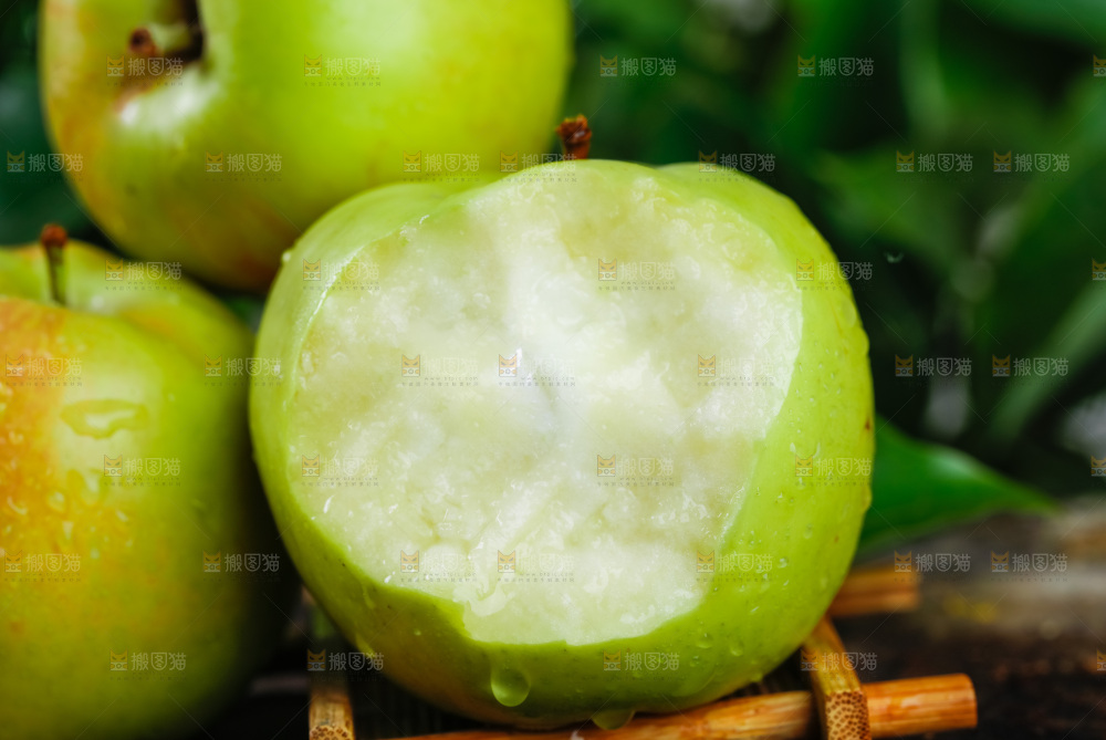 木底上的美八苹果