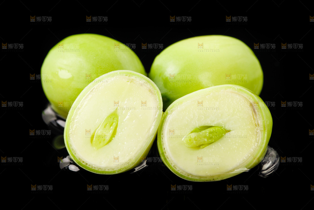深底上的新鲜莲子