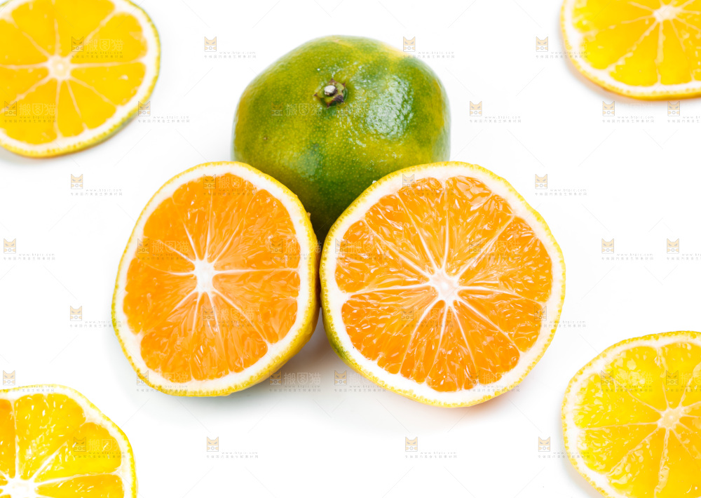 白底上放着切开的云南蜜桔