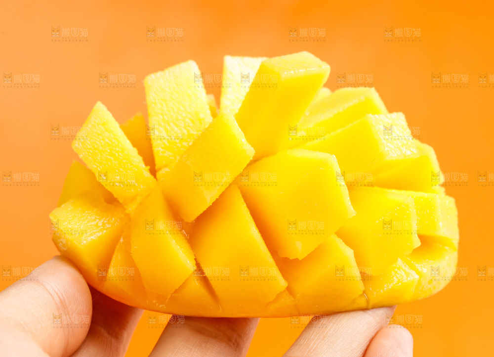 手拿切开的彩芒