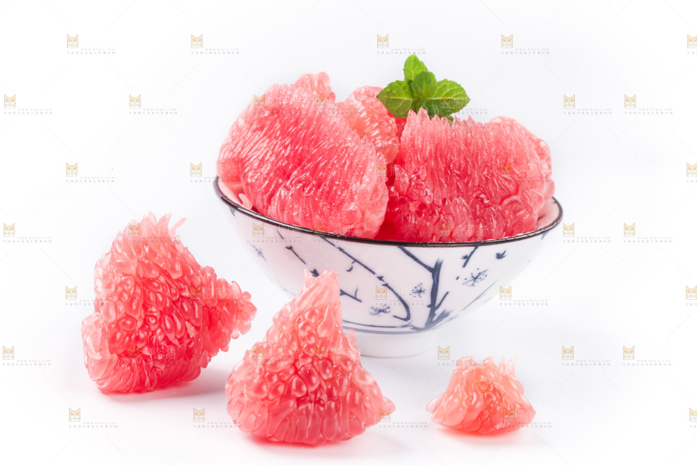 白底上的新鲜柚子