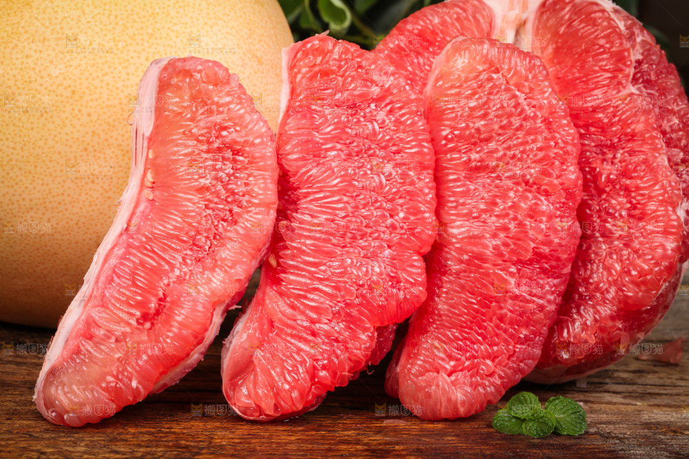 木板上的红柚果肉