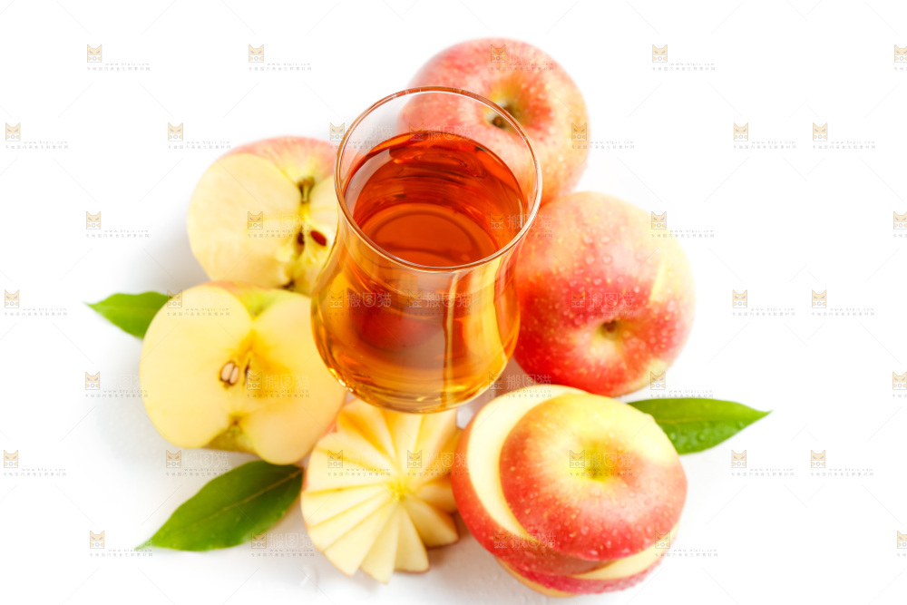 杯子里装着苹果汁