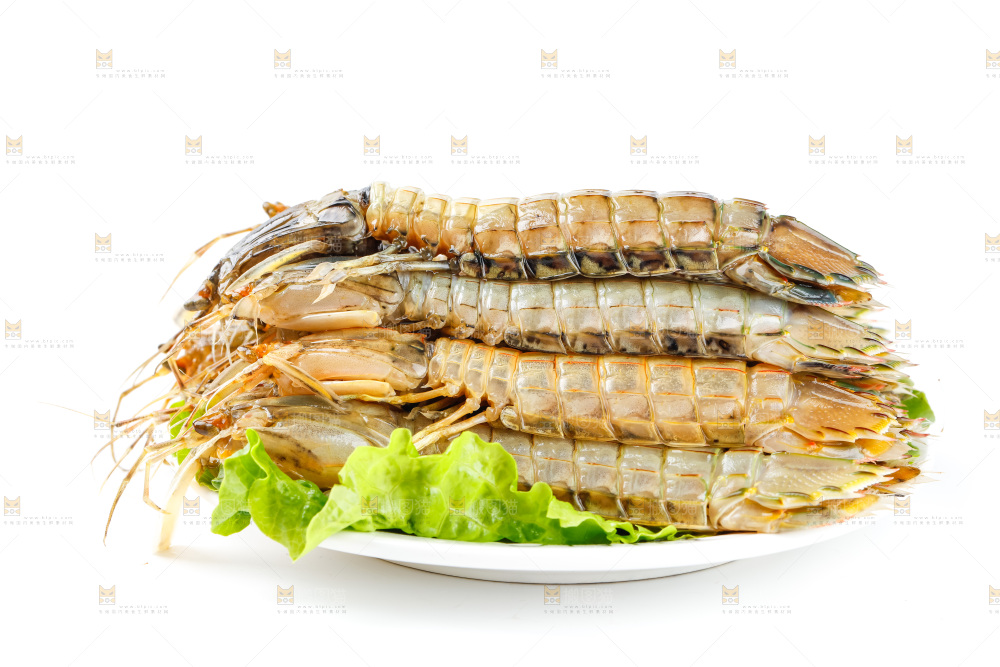 盘子里装着皮皮虾