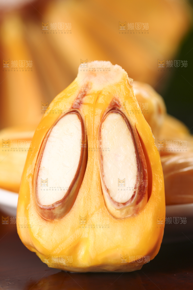 盘子里装着红心菠萝蜜