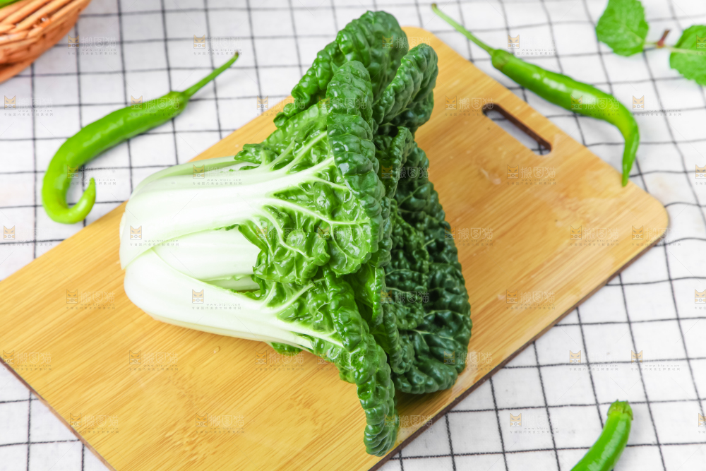 木板上的奶油白菜