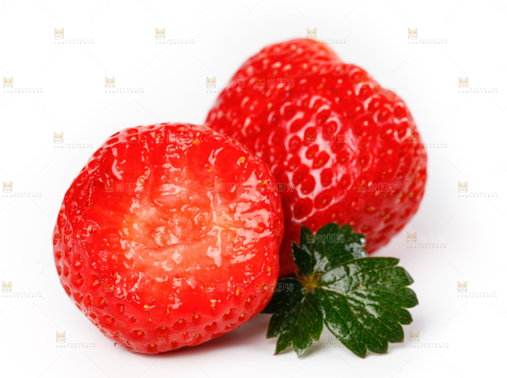 白底上的奶油草莓和咬过的草莓
