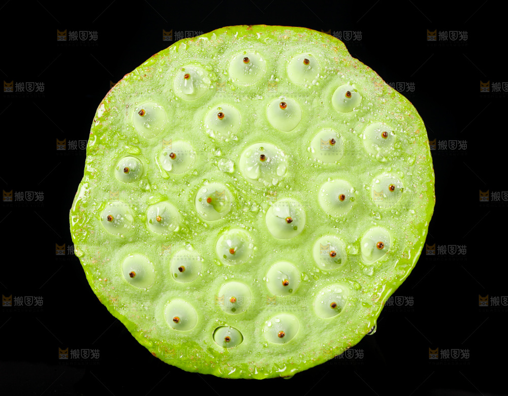水果莲蓬放在黑底上
