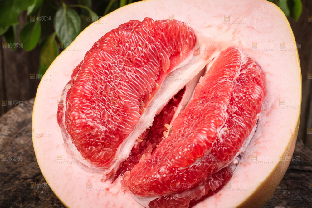 深底上放着柚子