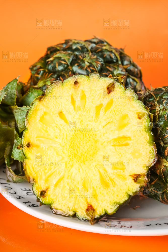 盘子里装着泰国小菠萝