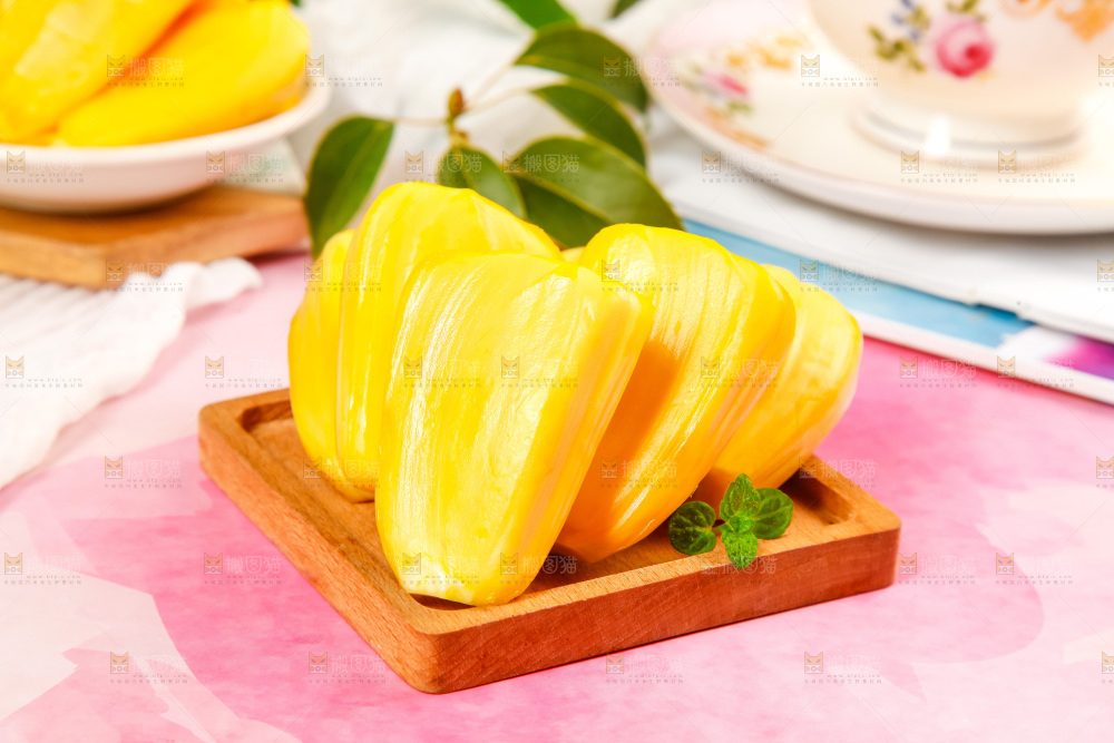 盘子里的新鲜菠萝蜜