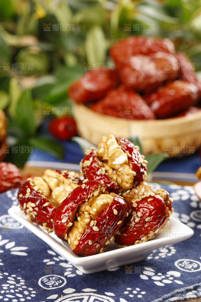 花布底上放着新疆枣夹核桃