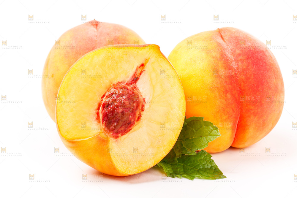 白底上放着切开的黄桃