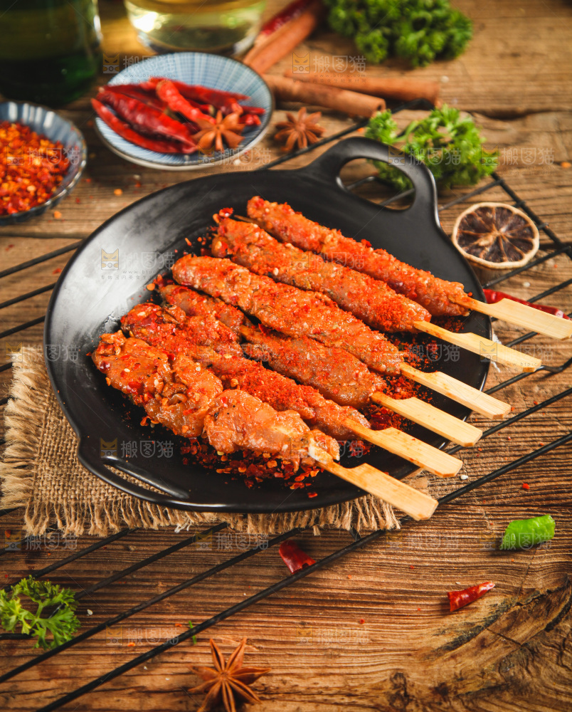 一锅肉串放在木底上