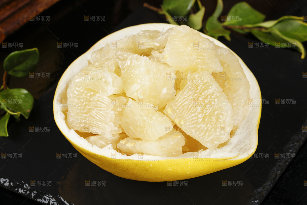 黑石板上的水晶蜜柚果肉