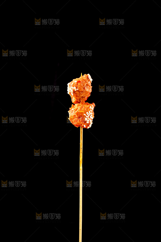 黑底上的肉串