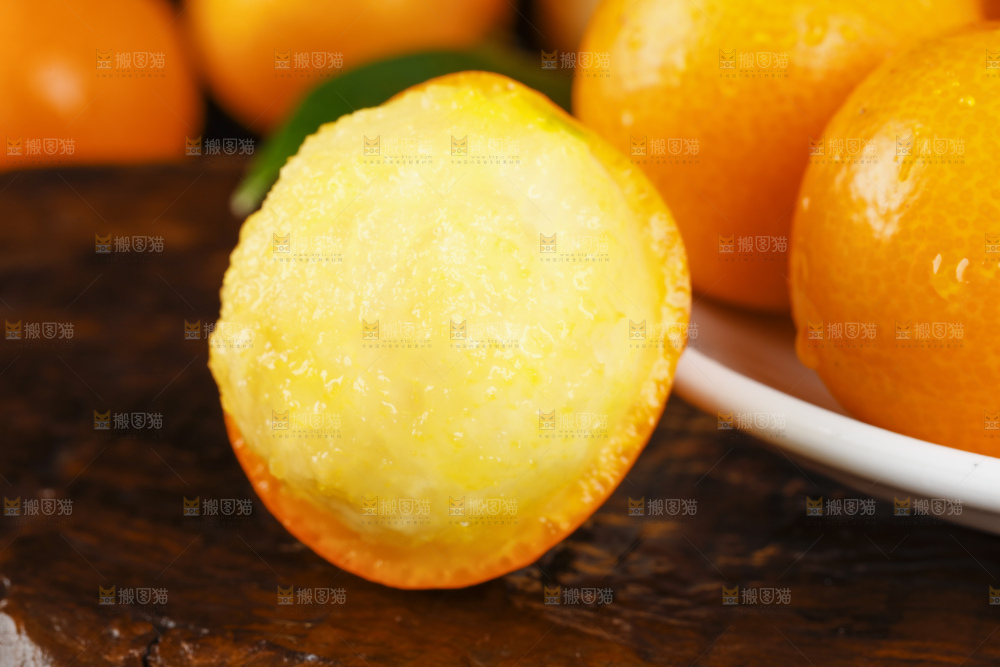 黑底上的小金桔