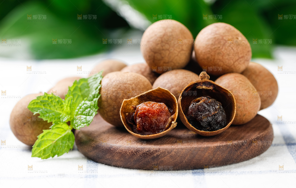 格子布上的桂圆