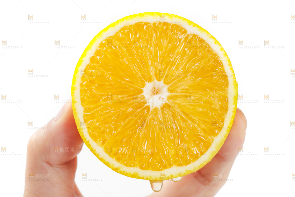 手里拿着新鲜褚橙