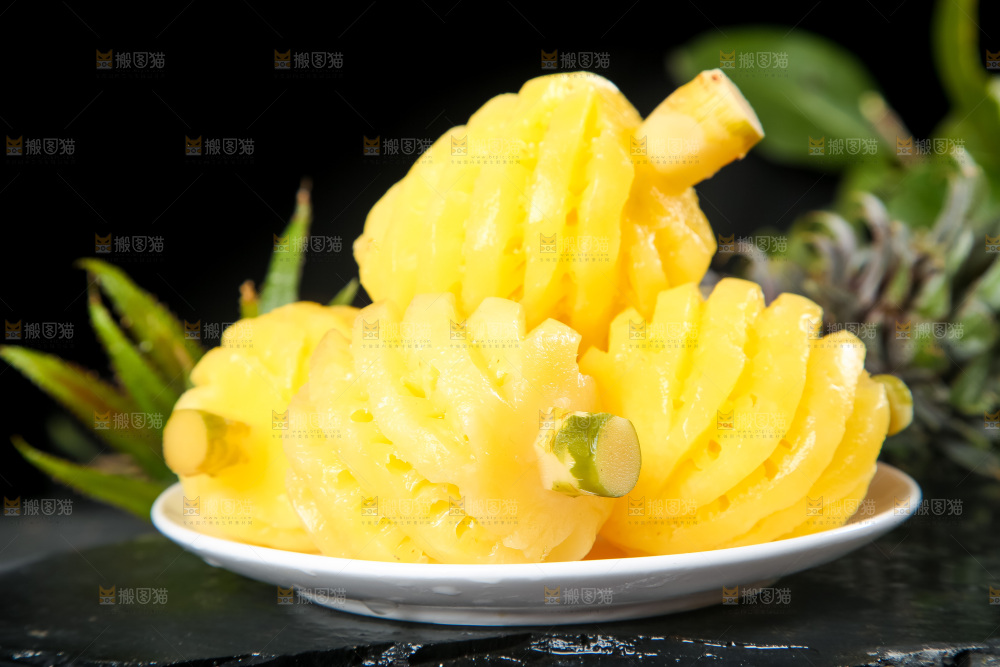 石板上放着泰国去皮小菠萝