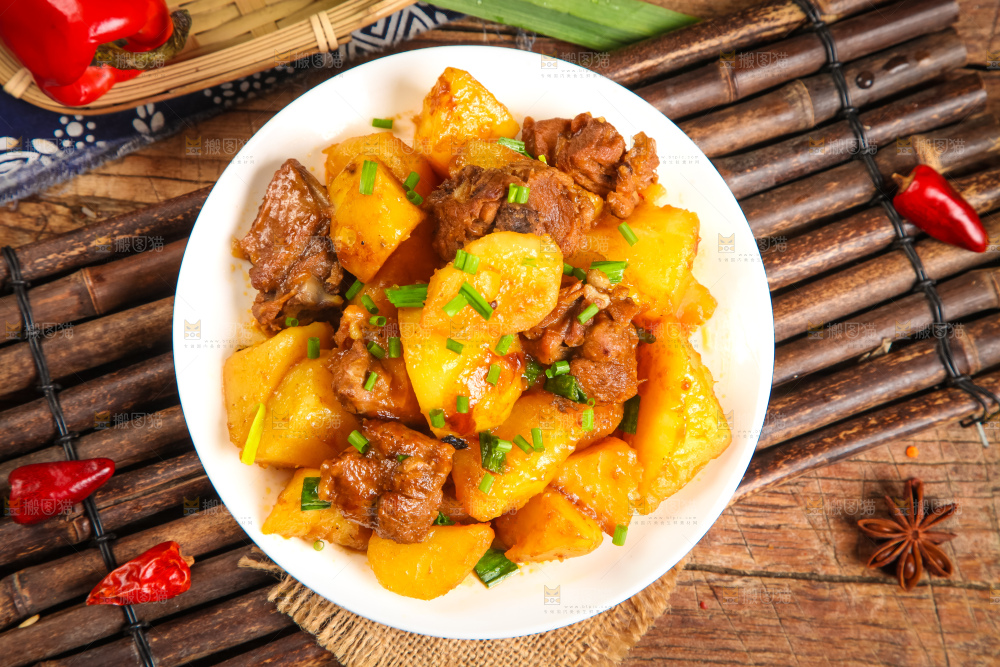盘子里装着土豆烧肉