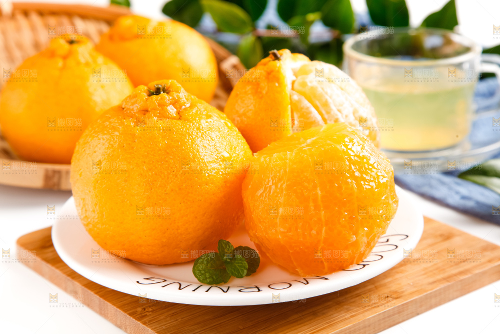 盘子里的新鲜丑橘