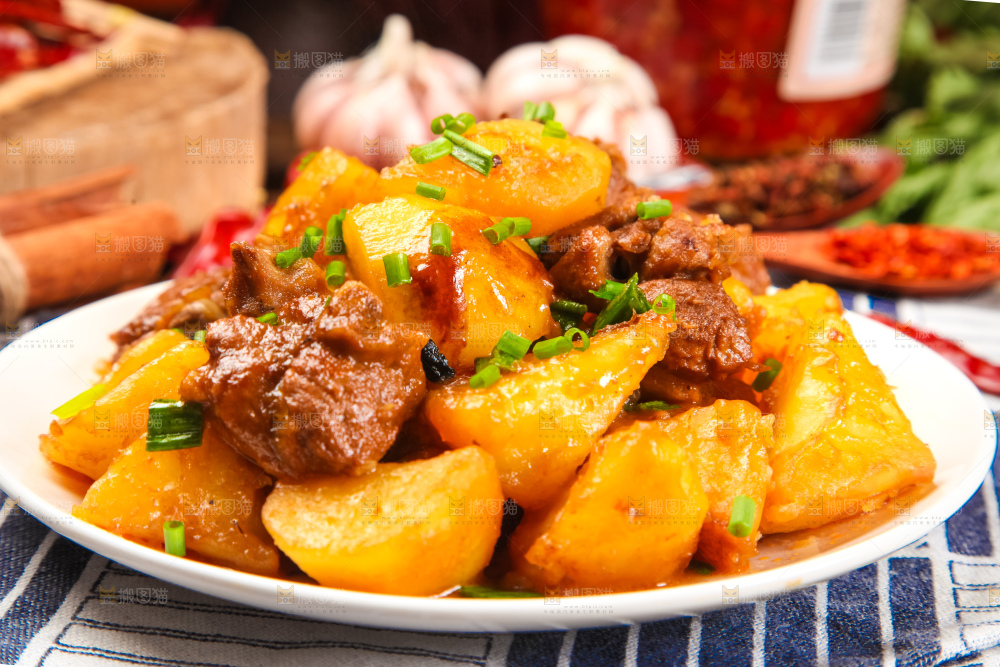 盘子里装着土豆烧肉