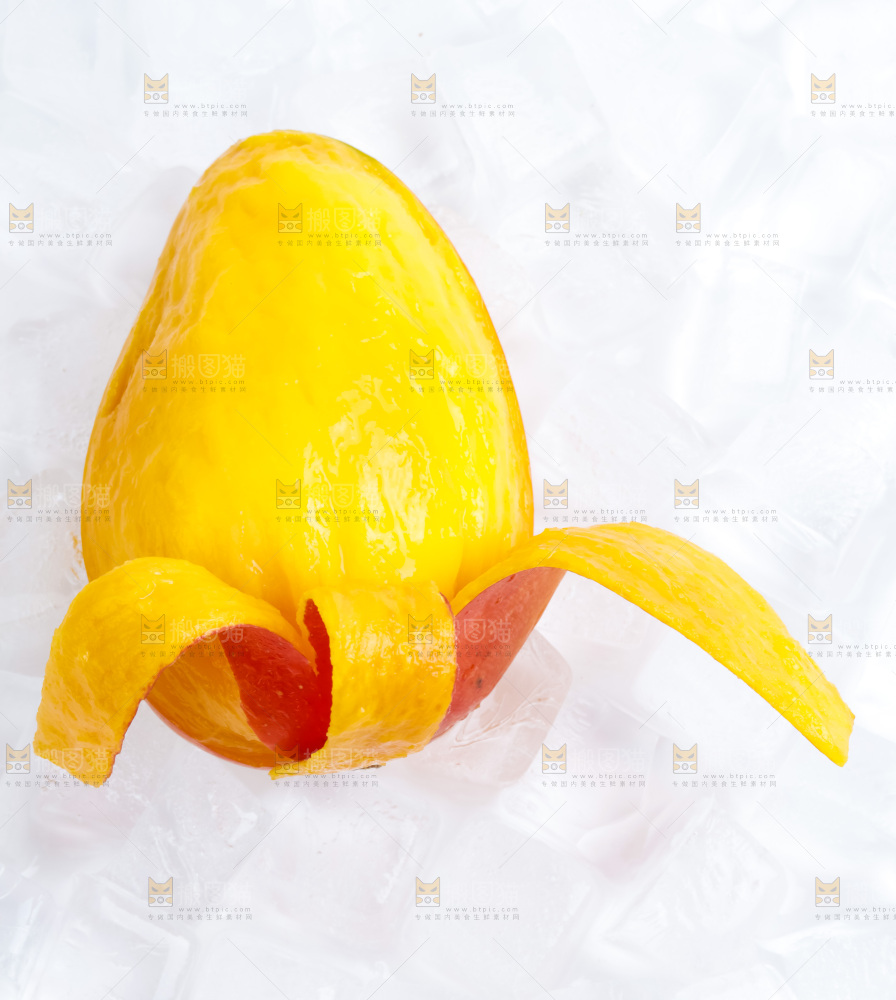 浅底上放着剥皮的贵妃芒