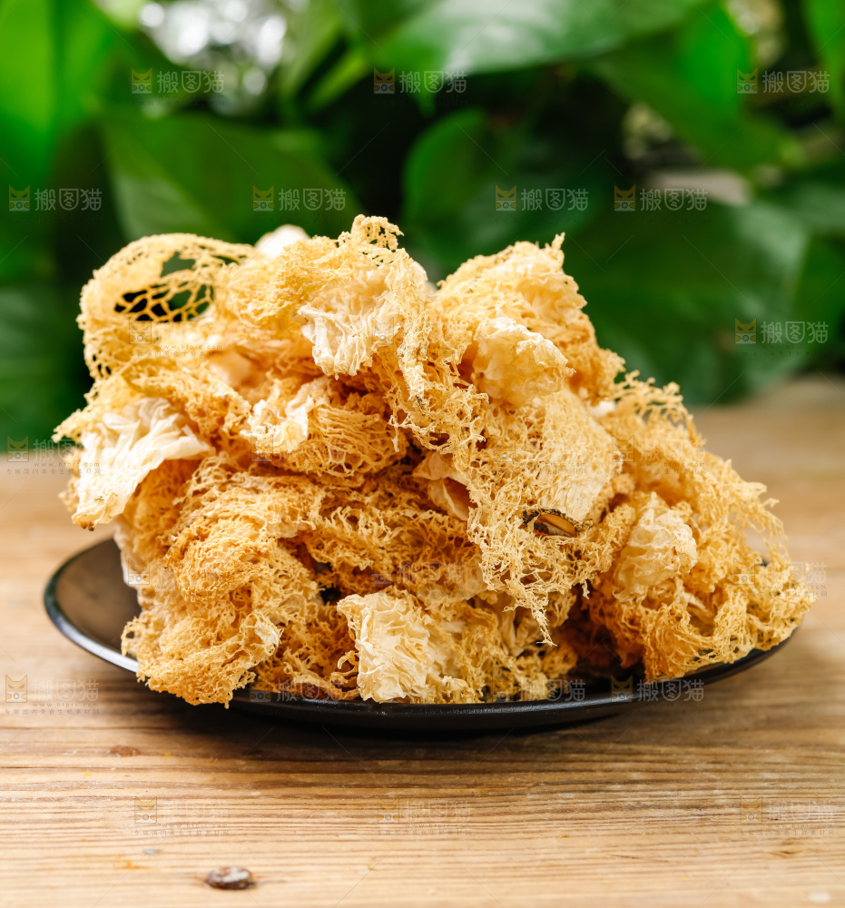 一盘干竹荪放在木底上