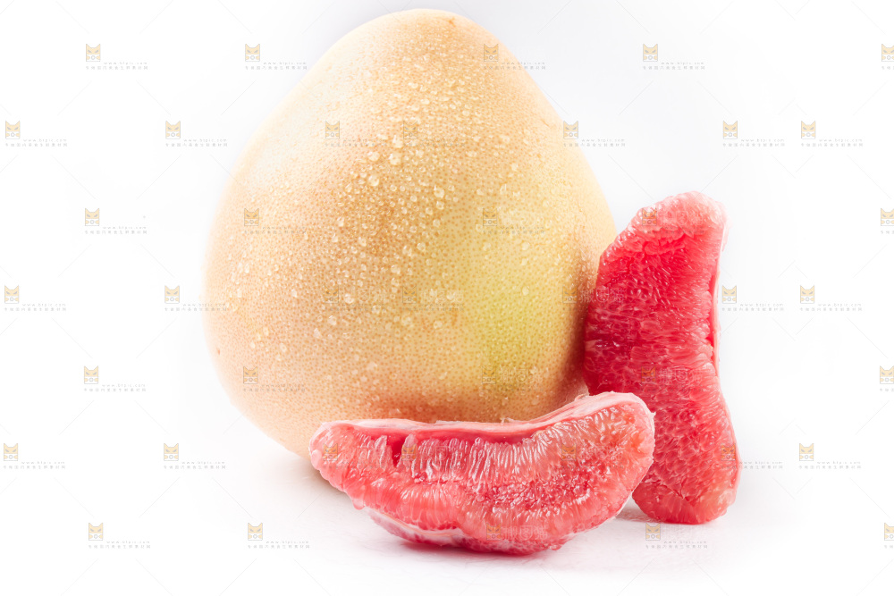 白底上的新鲜柚子