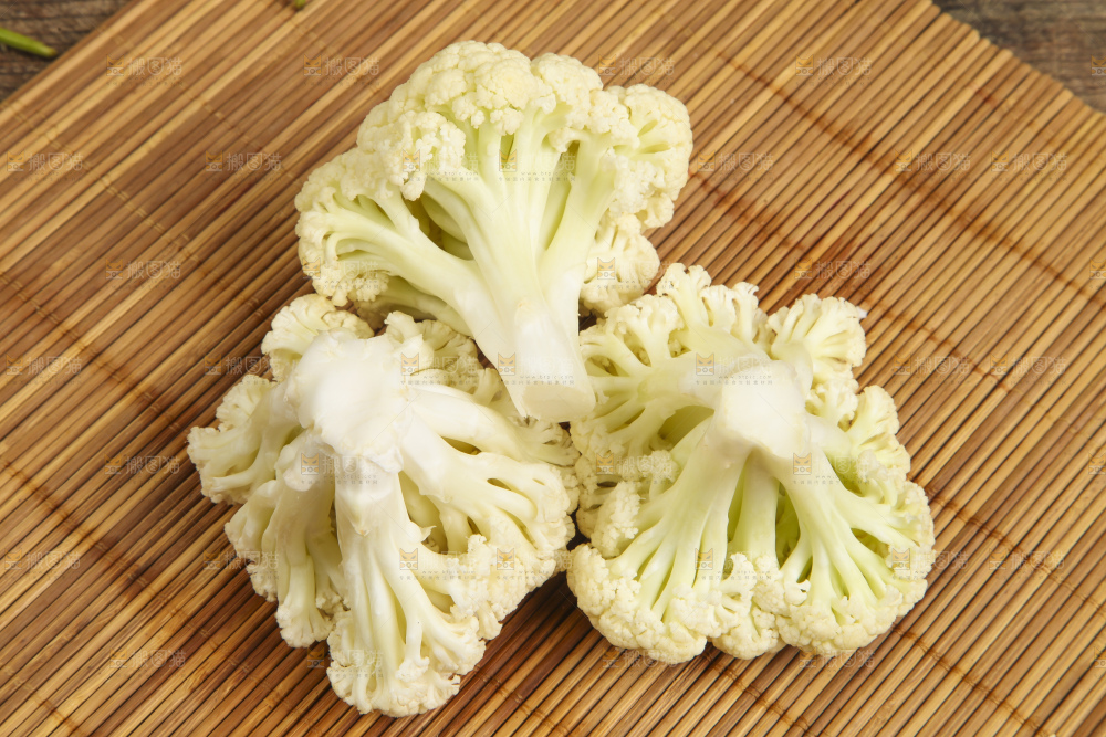 竹底上放着花菜