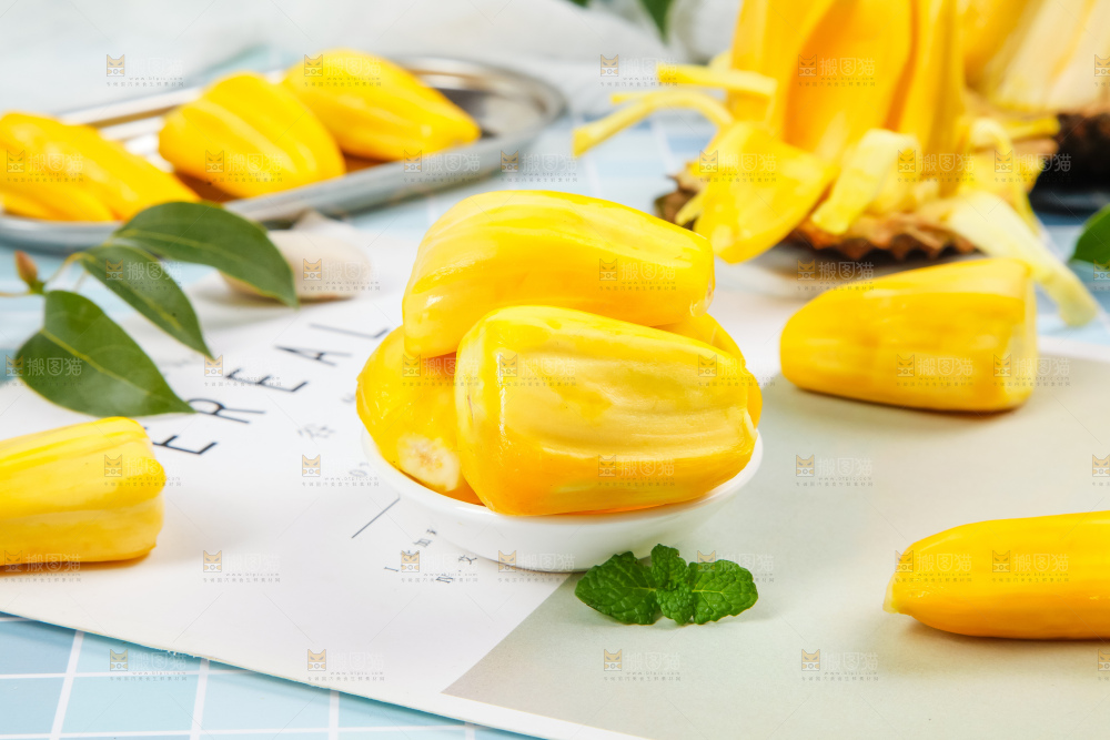 盘子里装着黄心菠萝蜜