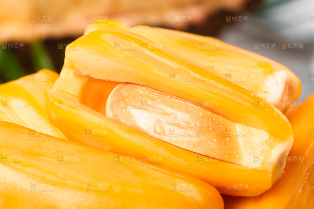 碟子里装着红肉菠萝蜜