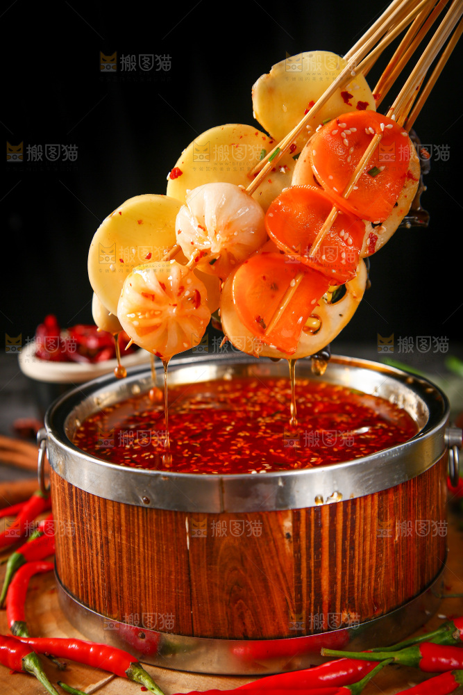 木板上放着一碗钵钵鸡