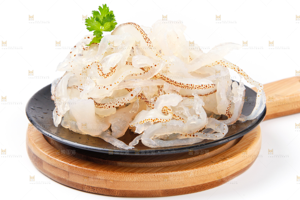 碗里装着海蜇丝