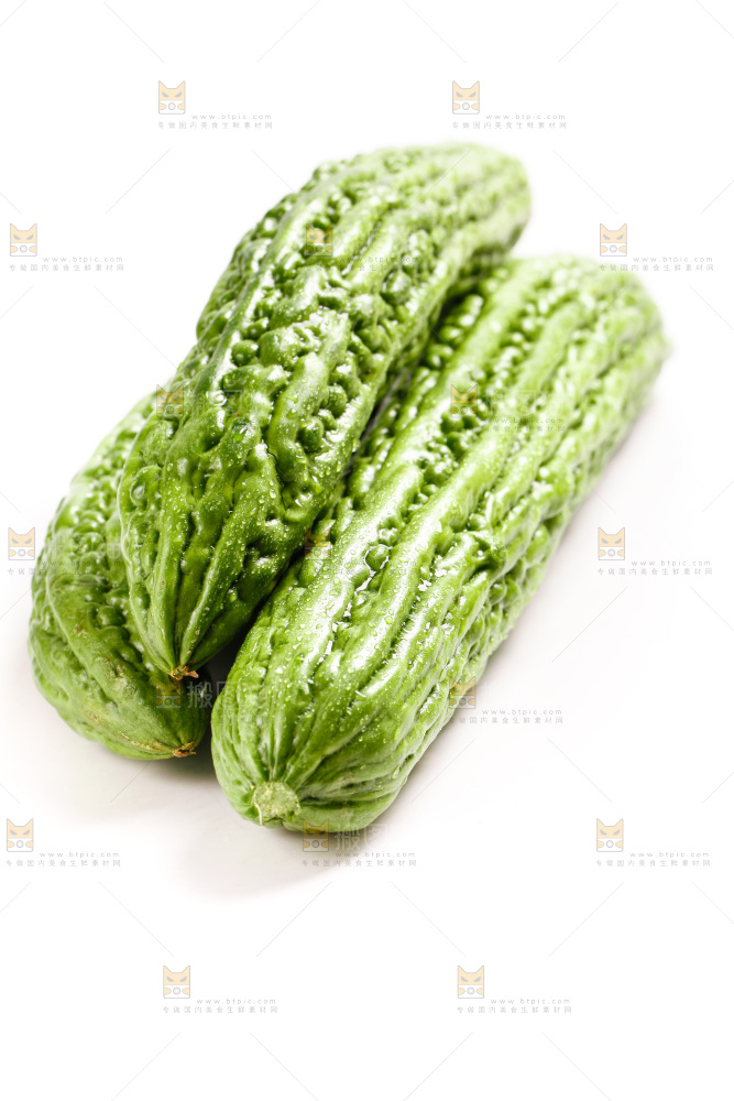 白底上摆放着新鲜苦瓜