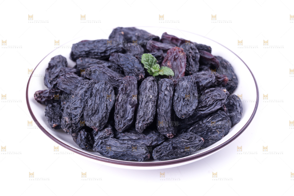 白底上的新疆葡萄干