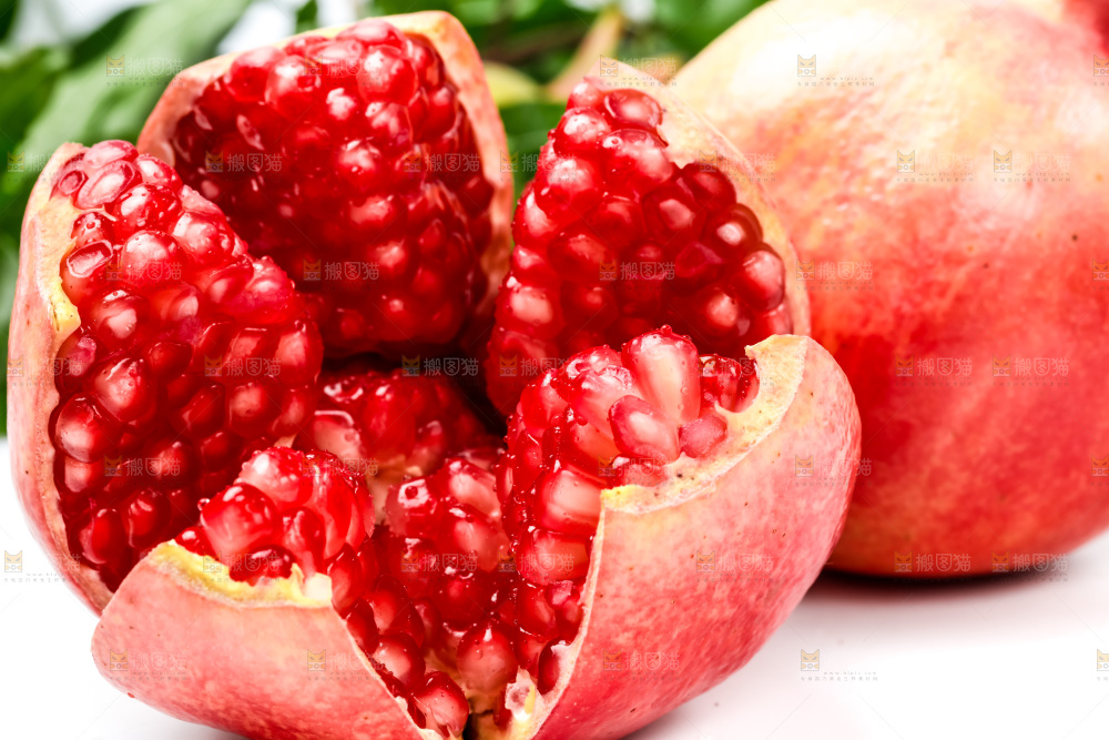 浅底上放着新鲜石榴